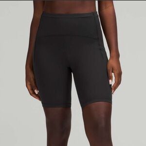 Lululemon Athletica Swift Speed High-Rise Short 8"
Black size 4